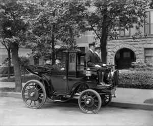  img  herrschaftliches Elektroauto 1906 mit 2 Chaffeuren (Hersteller Krieger)  